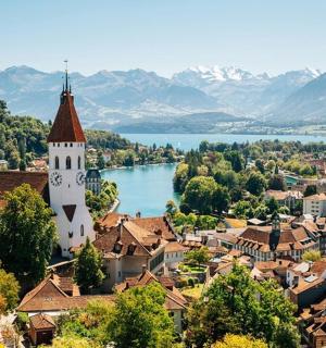 有钟楼和湖泊的小镇景色
