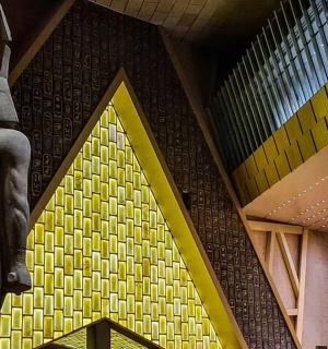 socha osoby v budově