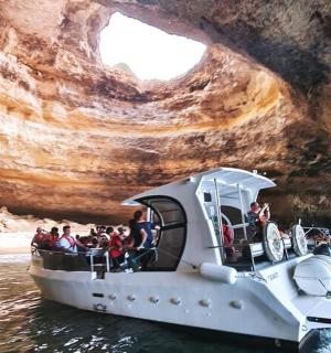 一群人在山洞里的船上