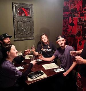 一群人围坐在桌旁，手捧酒杯