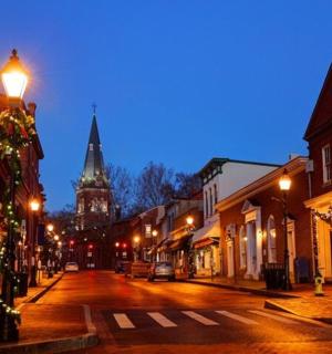夜晚的城市街道，远处有一座钟楼