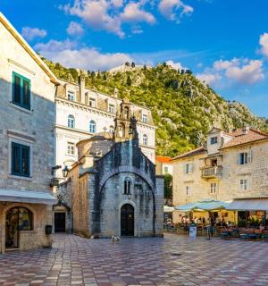 一组以山为背景的建筑