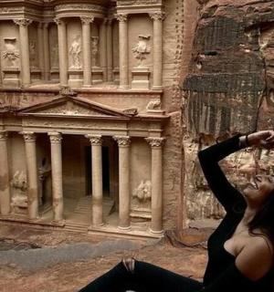 žena sedí před budovou