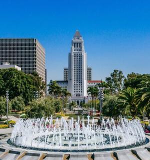 fontána uprostřed města s budovami