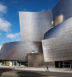 člověk stojí před budovou