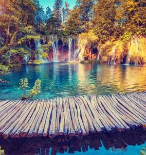 en vandpøl foran et vandfald