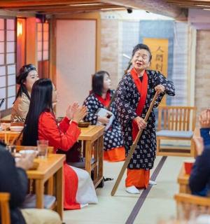 一群人坐在教室的桌子旁