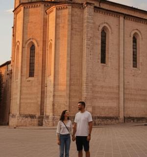 一名男子和一名女子站在一栋建筑物前