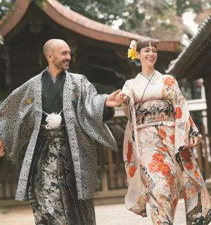 一男一女在一栋建筑物前行走