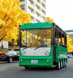 一辆绿色巴士正沿着城市街道行驶