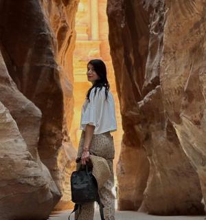 Žena stojí v štěrbinovém kaňonu