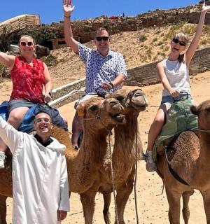 一群人骑在骆驼背上