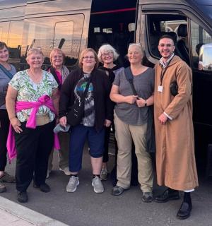 一群人站在一辆货车前