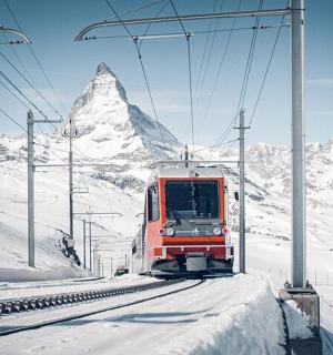 山前铁轨上的火车