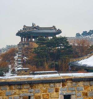 一座塔楼的屋顶被雪覆盖