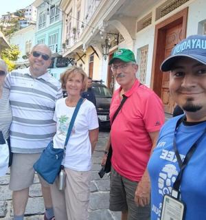 skupina lidí stojících před budovou