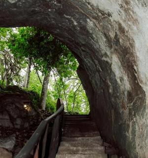 通往山中隧道的楼梯