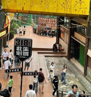 一群人在购物中心散步