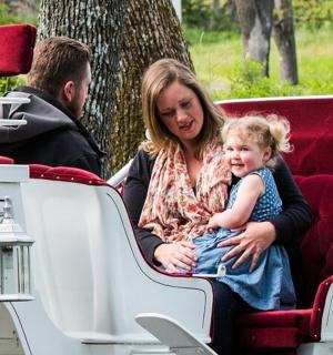 一名妇女和一名儿童坐在船上