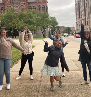 skupina žen stojí na chodníku