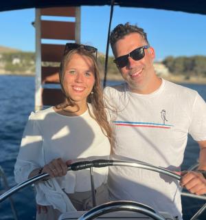 一名男子和一名女子站在船上