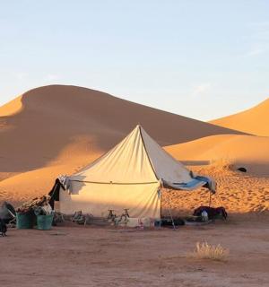 沙漠中的帐篷,背景是沙丘