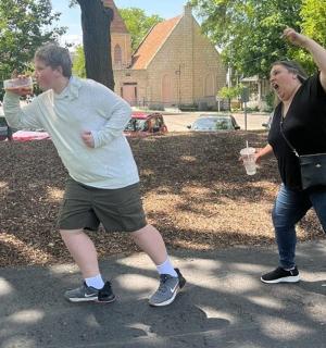 两个人在公园里喝酒