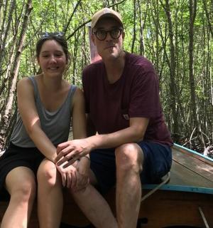 ein Mann und eine Frau sitzen in einem Boot