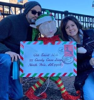 一名男子和一名女子坐在标志牌旁边