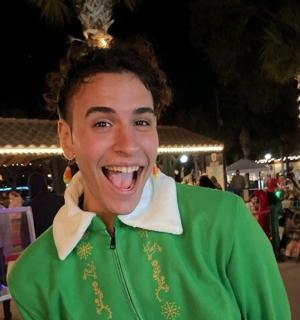 一名身穿绿色毛衣、张着嘴巴的男子