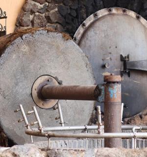 石墙旁边放着一个大金属鼓