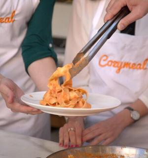 用铲子盛着盘子食物的人