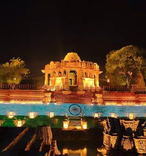 budova se světly ve vodě v noci