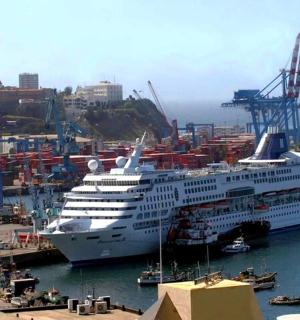 一艘游轮停靠在港口