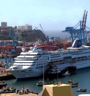 一艘游轮停靠在港口