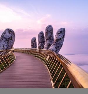 一座像巨手伸向天空的桥