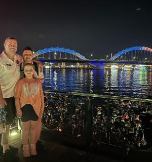 一个男人、一个女人和一个孩子站在桥上