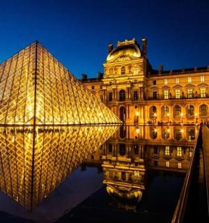 一座带有大型灯光金字塔的大型建筑