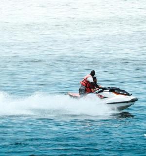 muž jedoucí na vodním skútru ve vodě