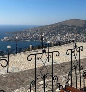 从山上俯瞰城市和海洋