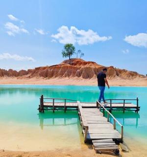 一名男子站在水中的码头上