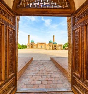 一扇敞开的门，可以看到一栋建筑