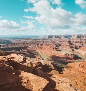 站在峡谷边缘的一名男子