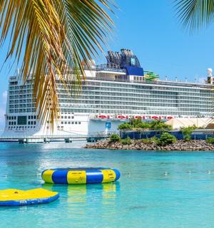 一艘游轮在水中，上面有两块冲浪板