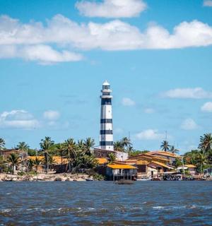 水域中央的灯塔