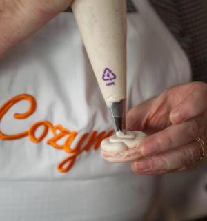 拿着刀和白色物体的人