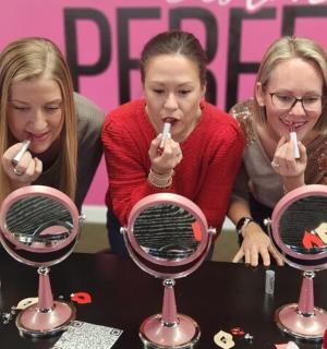 Dvě ženy si čistí zuby před zrcadlem