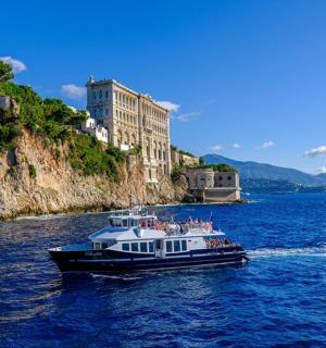 a boat traveling on the water near a building