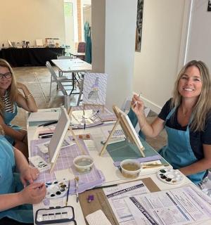 skupina tří žen sedících u stolu