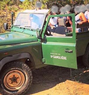 一群人乘坐一辆绿色吉普车